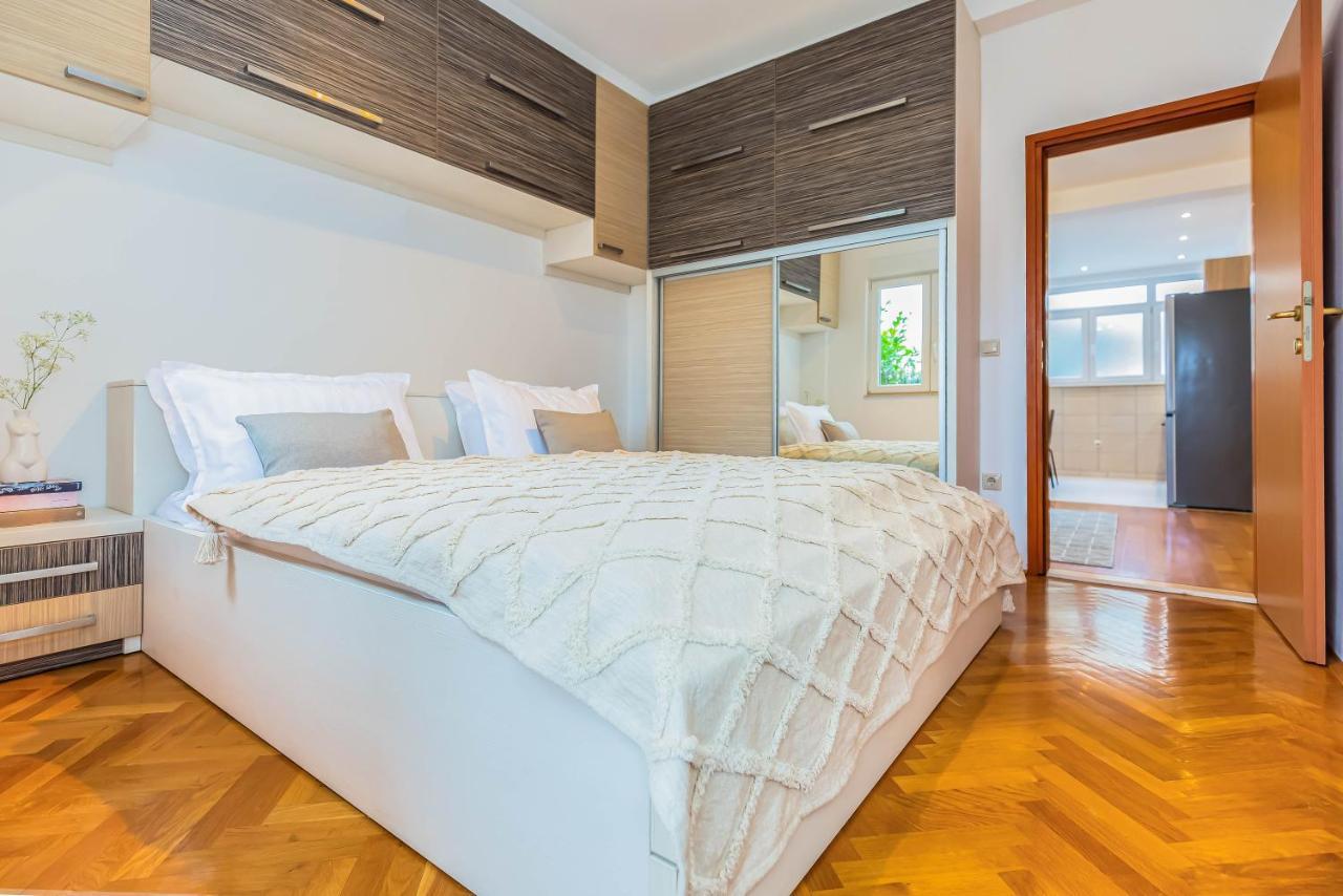 Beachfront Apartment Jesenice  Exterior photo